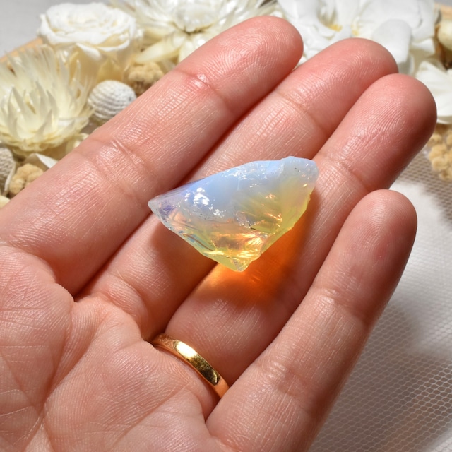 インドネシア産アンダラクリスタル原石 シャイニングミルクホワイト D