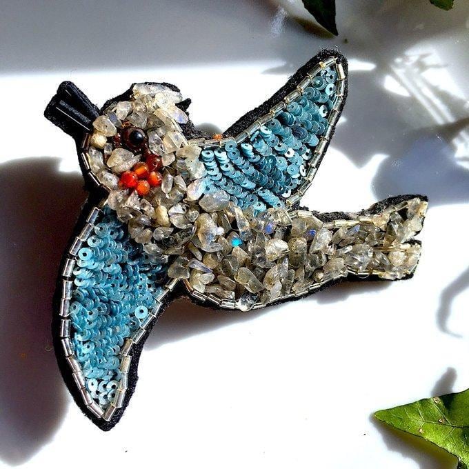 【一点物】✦天然石&ガラスビーズ✦·.庭の訪問者·.⋆ビーズ刺繍のヒヨドリのビービのブローチ·.⋆✦