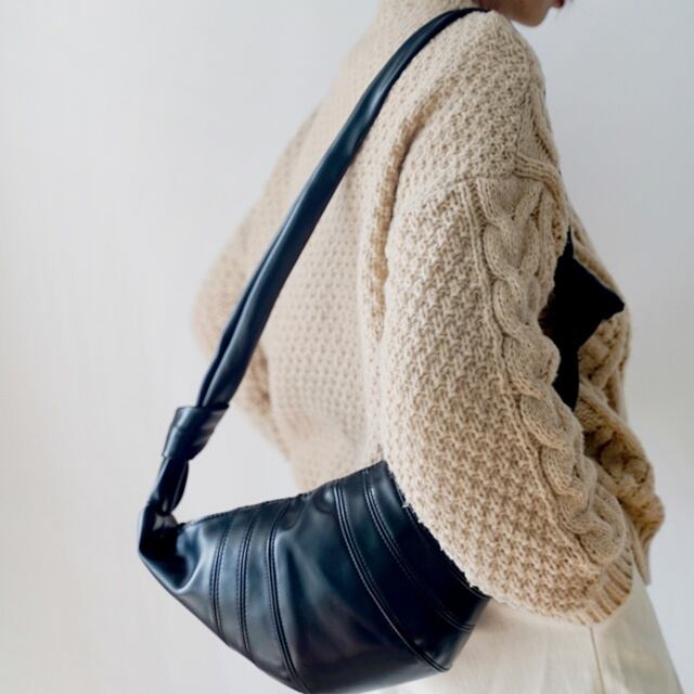 【予約販売】ショルダーバッグ レザー ブラック 斜め掛け 旅行 メッセンジャー クロワッサン型 ミニバッグ こなれ感 お洒落 韓国 大人可愛い トレンド