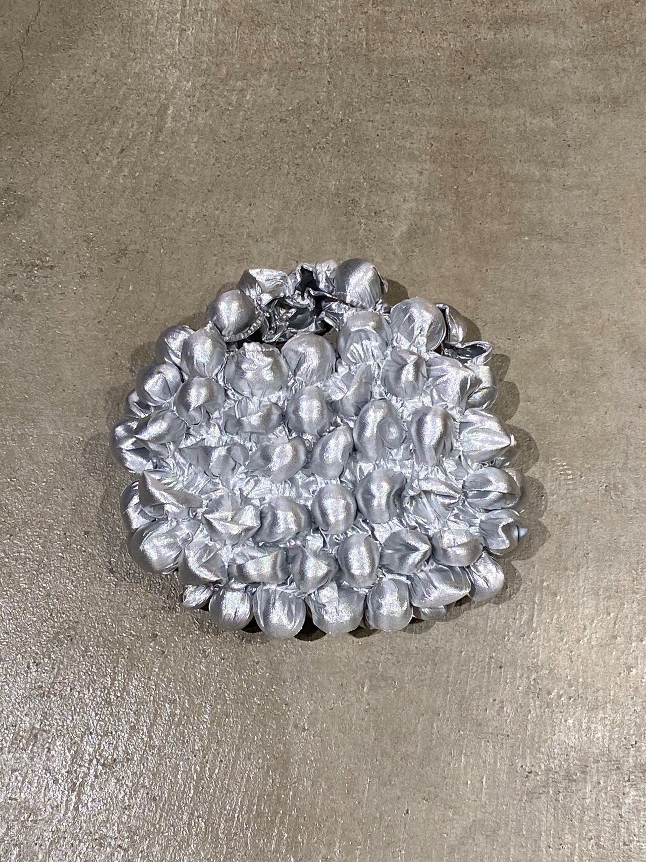 【送料無料】BUNZABURO 文三郎 / Large Pom-Pom Bag Metallic   pure silver / バッグ - 2