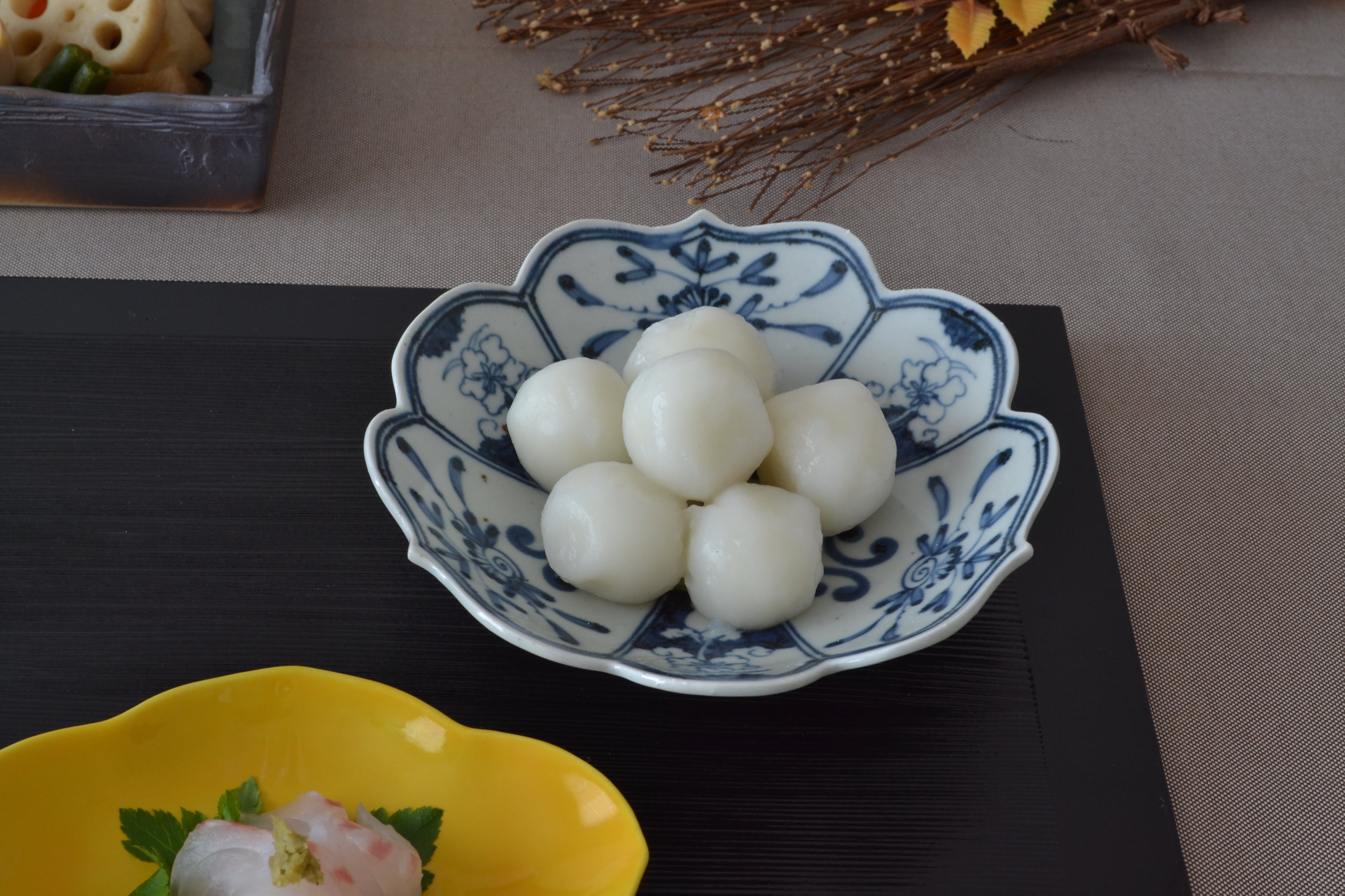 古染付草花紋 輪花皿 | 和食器のすべて