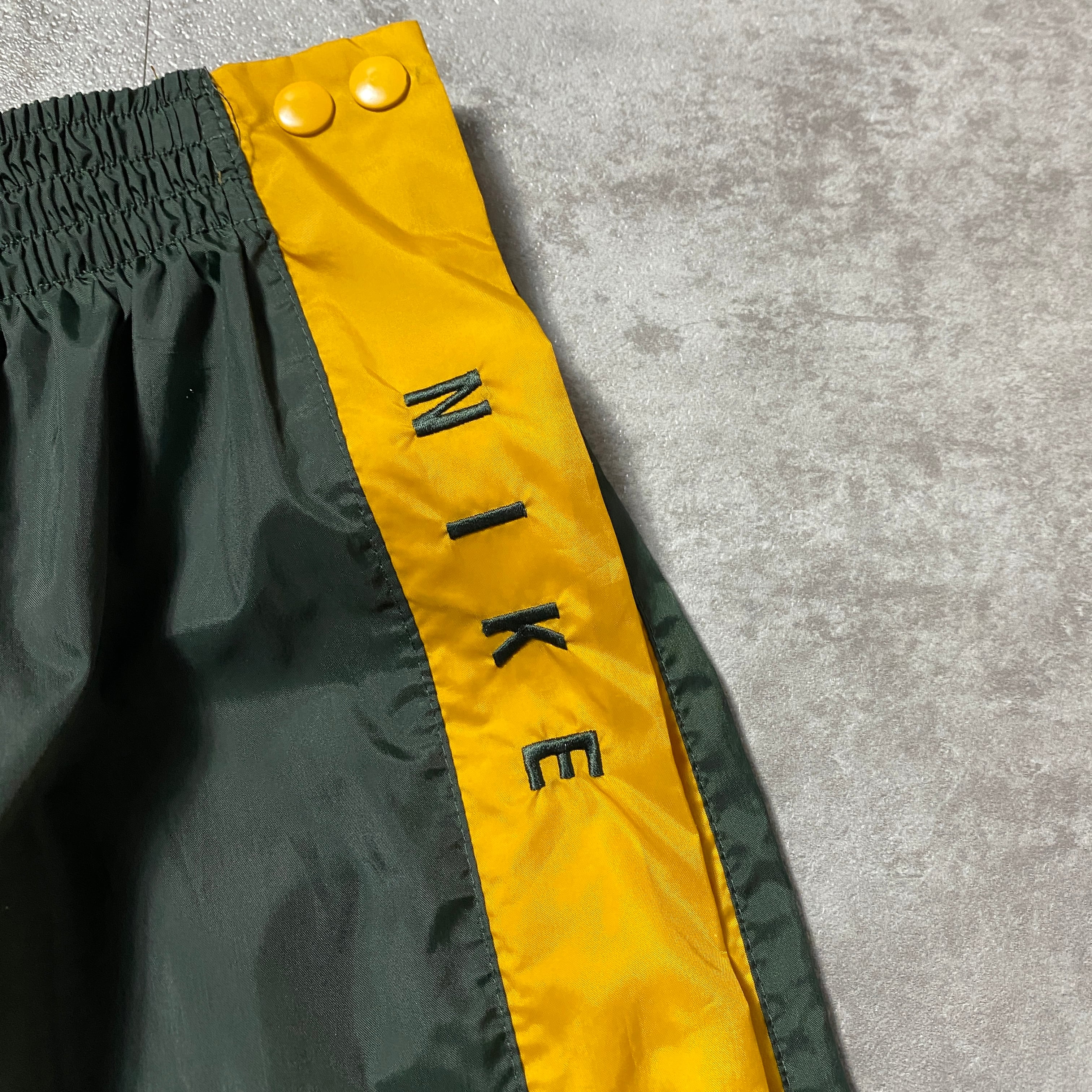 15640 NIKE 刺繍ロゴ サイドライン ナイロンパンツ 90's NIKE ナイキ 刺繍文字ロゴ サイドライン グリーン 薄手 ナイロン