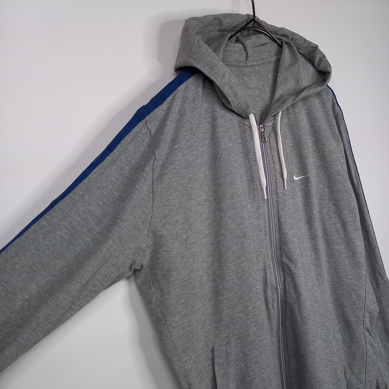 ナイキ　ジップアップ　ライトパーカー　フーディー　ライン　スウォッシュ　刺繍ロゴ