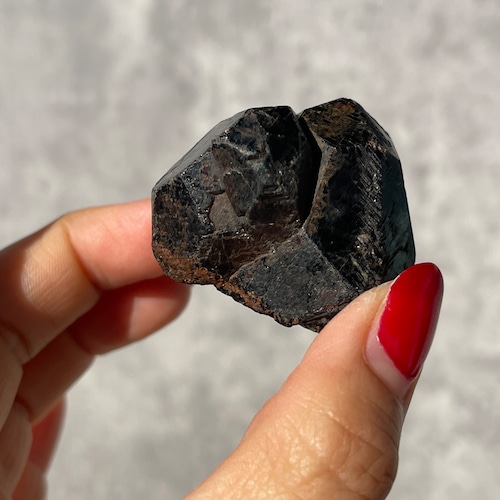 マダガスカル産 アルマンディン・ガーネット 原石｜黒に潜む深紅の結晶｜オールドストック 一点もの