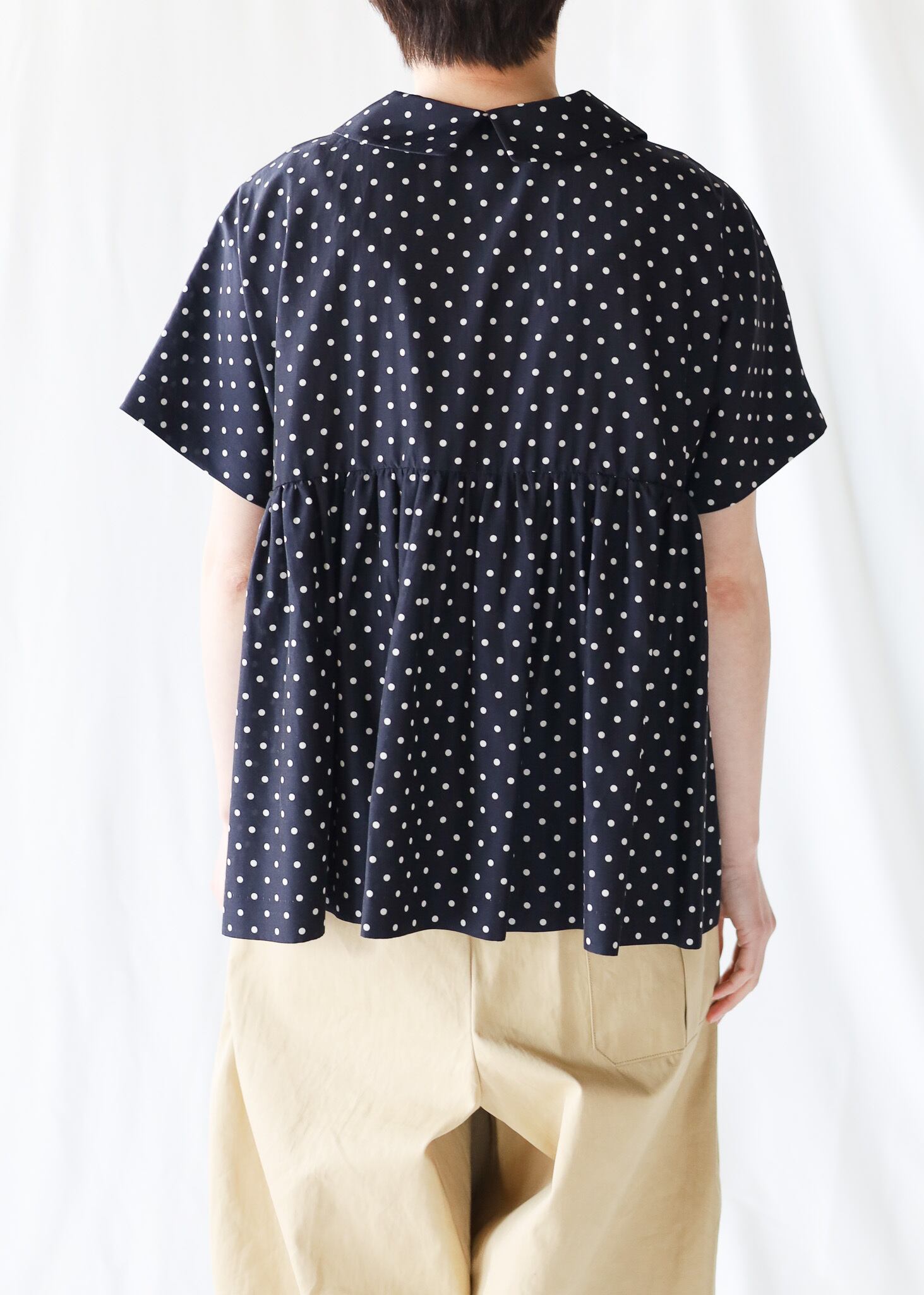 HAVERSACK - ジップアップ ラウンドカラー 半袖ドットブラウス