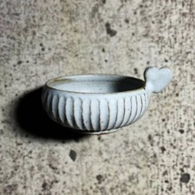 ハートがついたミニミニ鉢　アンティークホワイト