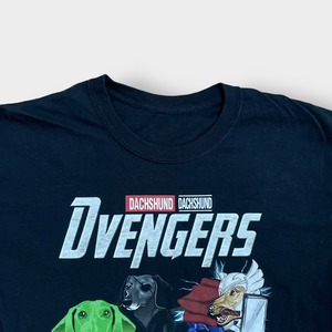 【USA古着】DVENGERS ロゴ アニマルプリントTシャツ 犬 DOG ダックスフンド アベンジャーズ Avengers マーベル パロディ 半袖 古着