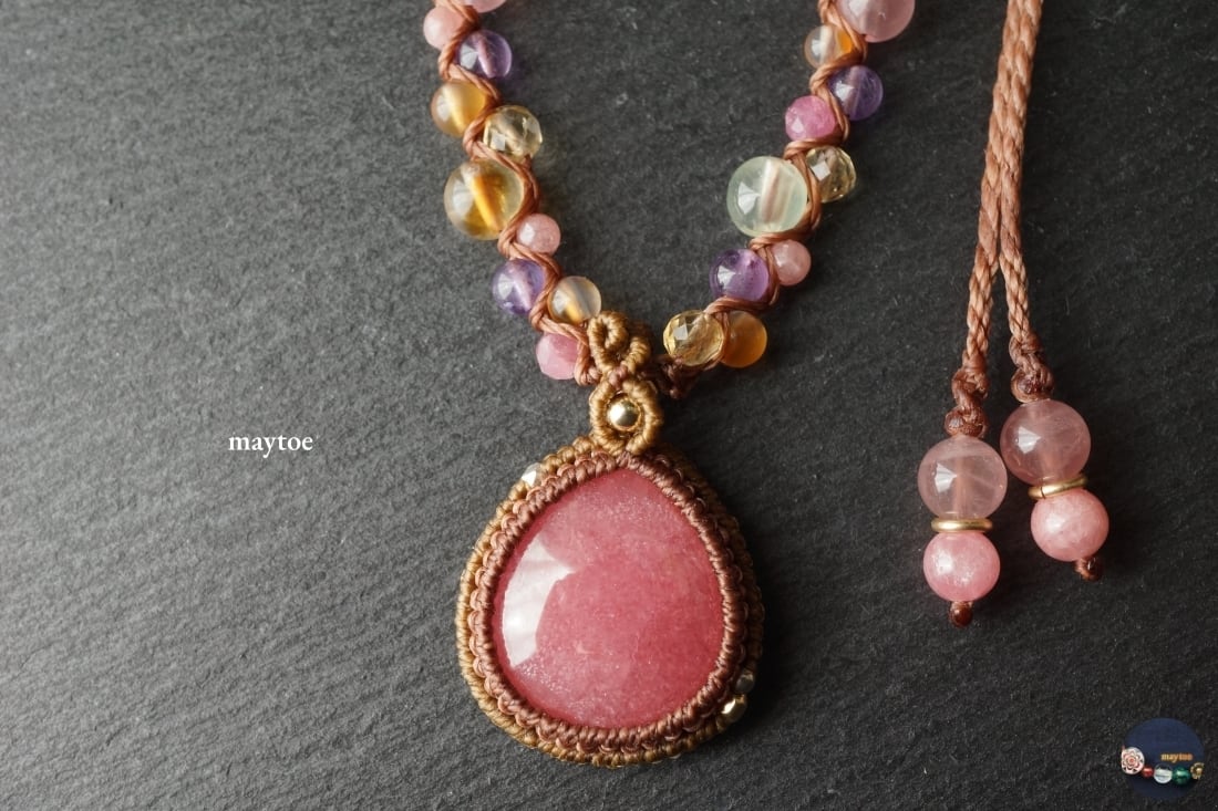 ロードクロサイト(インカローズ)のマクラメネックレス - 花模様 -