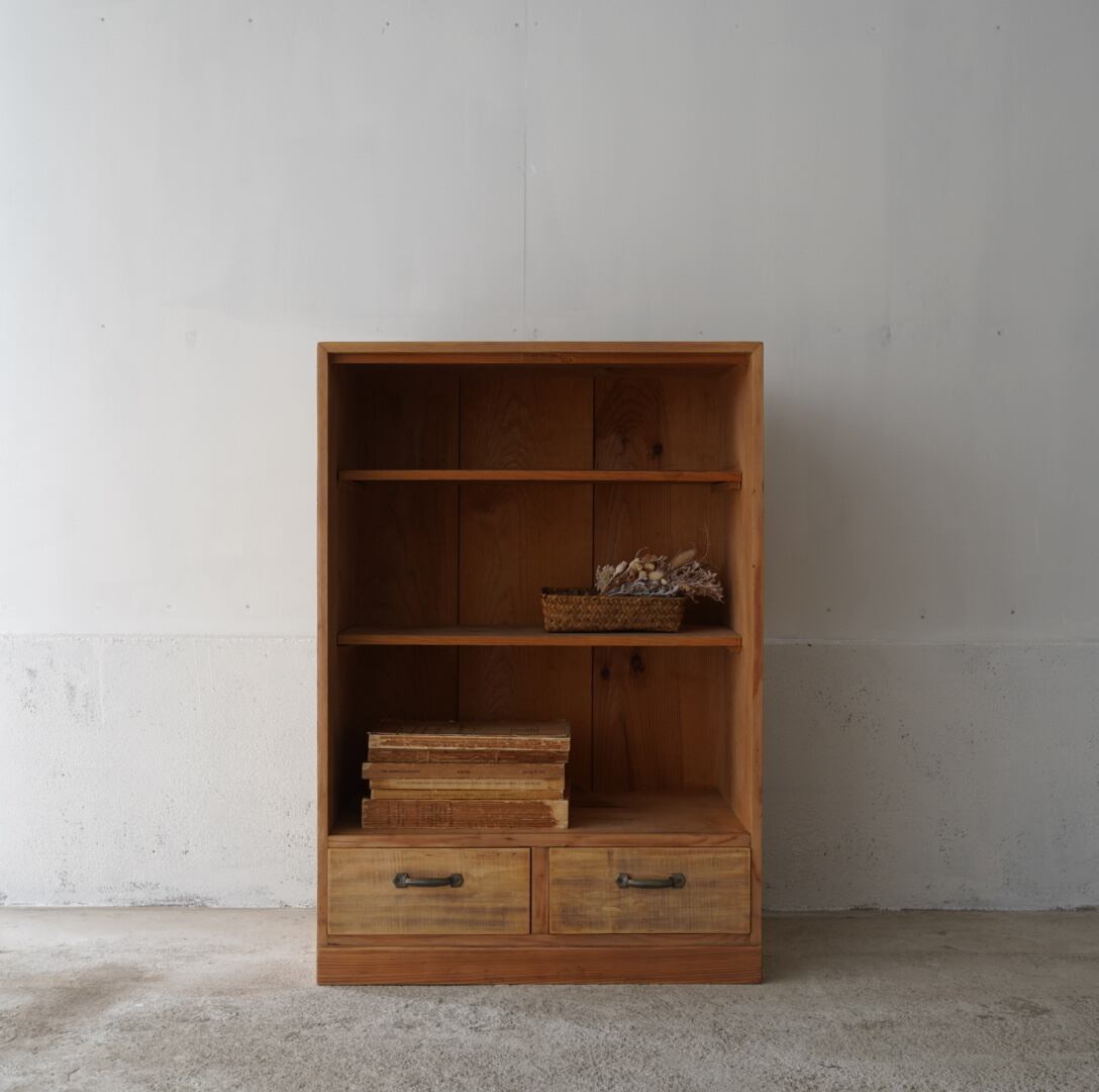 引き出しのついた木製棚