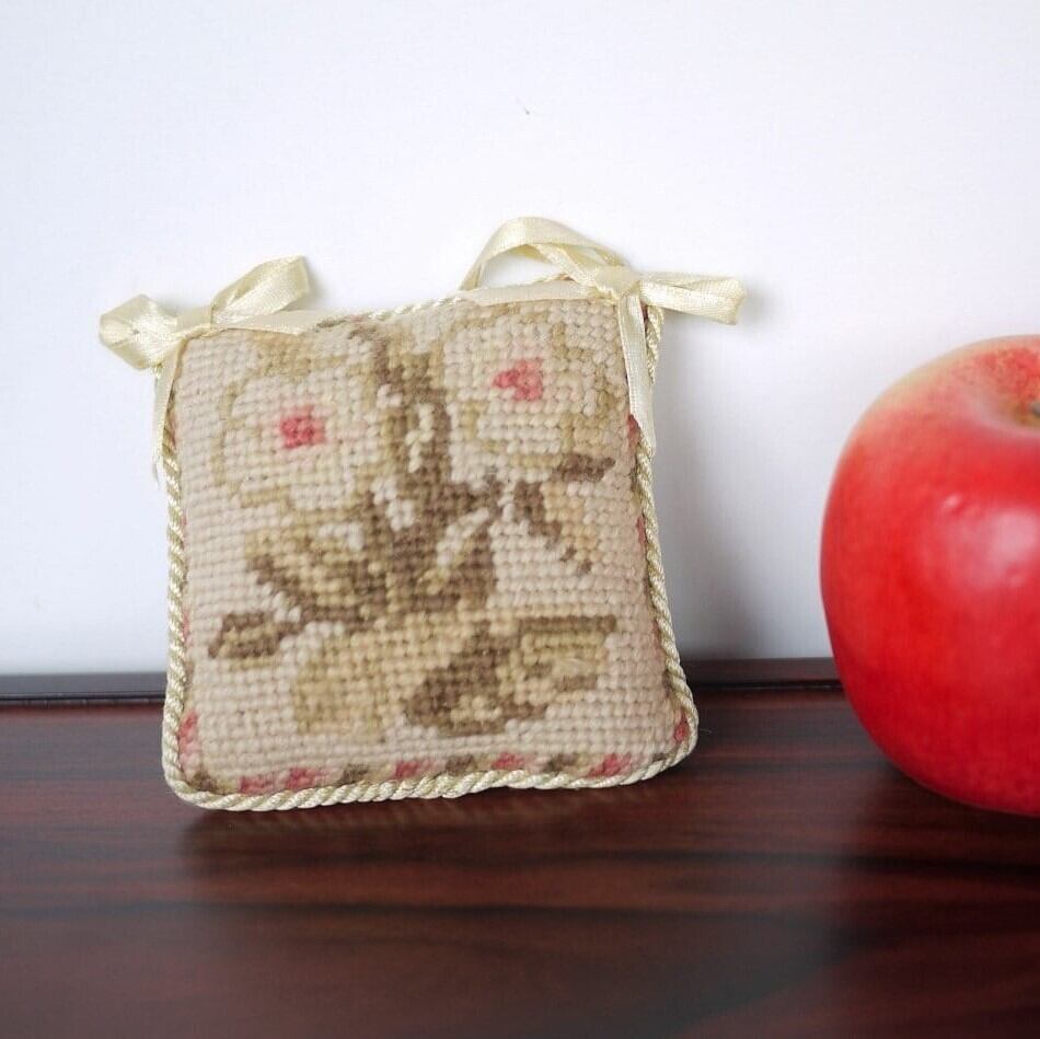 毛糸刺繍のピンクッション ドイツヴィンテージ