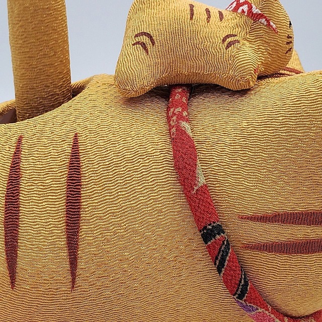 しっぽゆらゆら、ちりめんのソーラー親子猫(トラ)