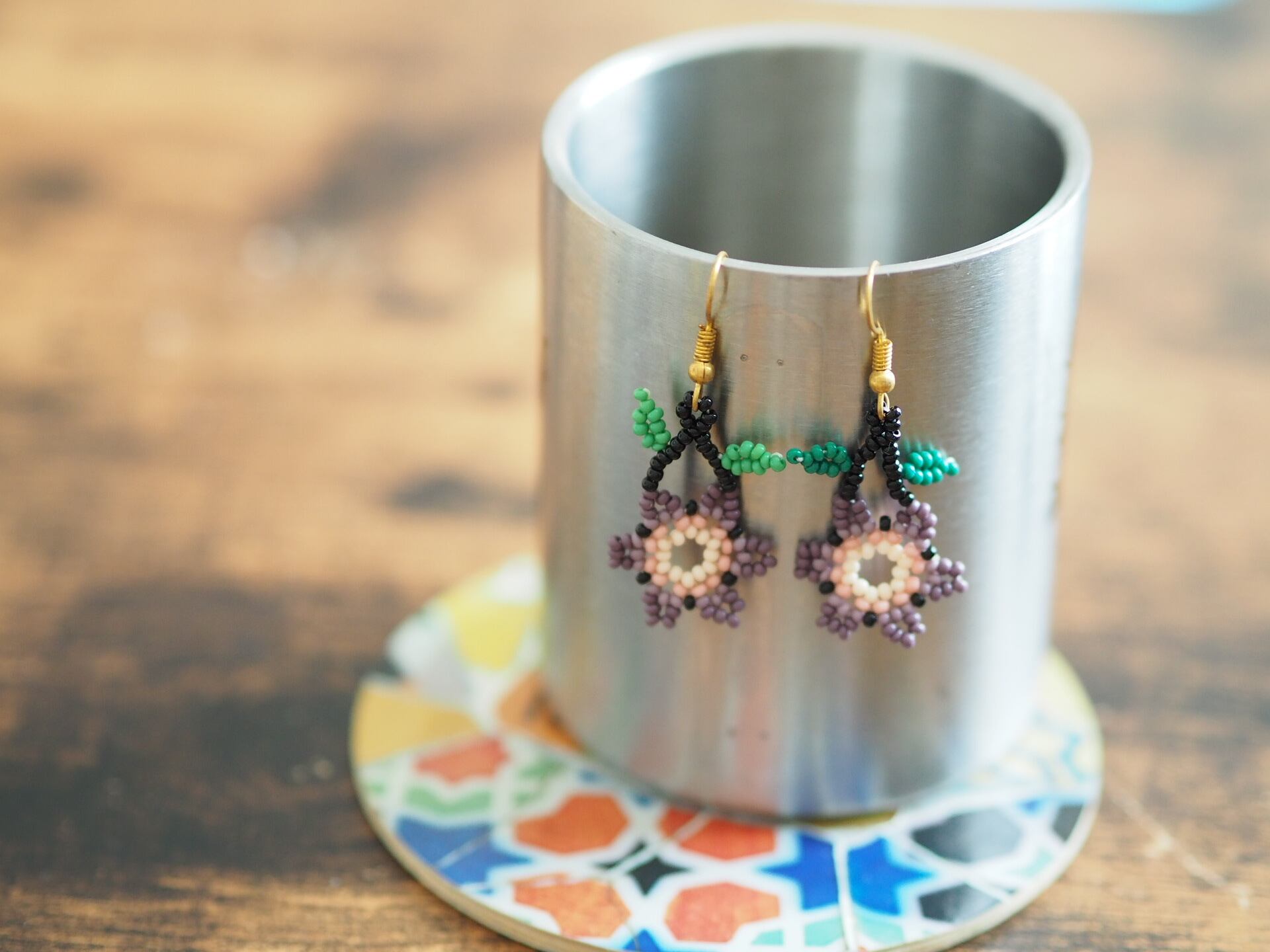ピアス/イヤリング】葉っぱのついたお花のピアス 全5色 | Caracol
