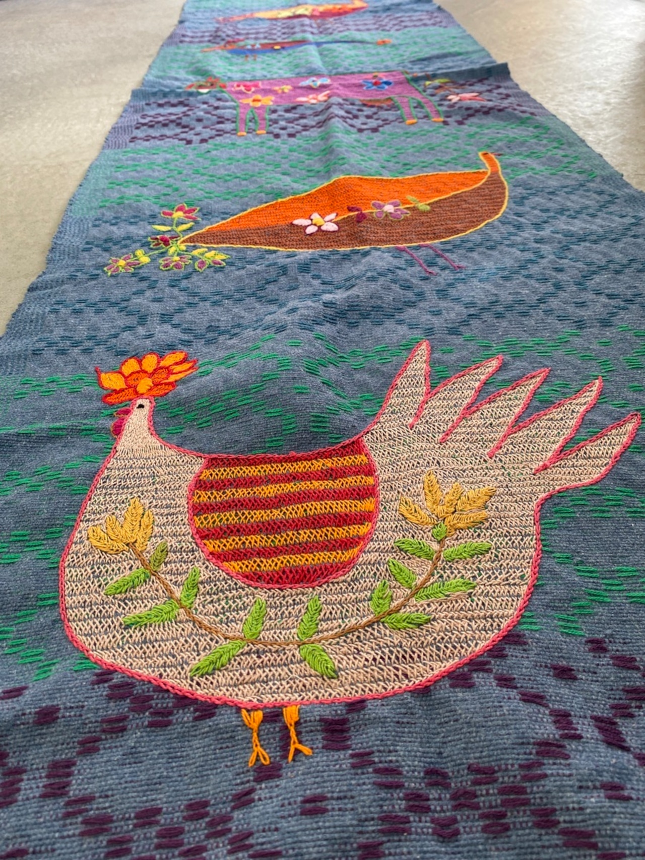 刺繍マルチカバー ロング大 ブルー 鳥と牛モチーフ