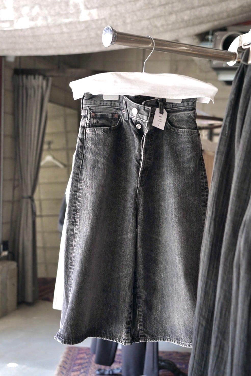 HYKE / DENIM SHORTS ( USED WASH (BLACK) ) | JUQUI Online