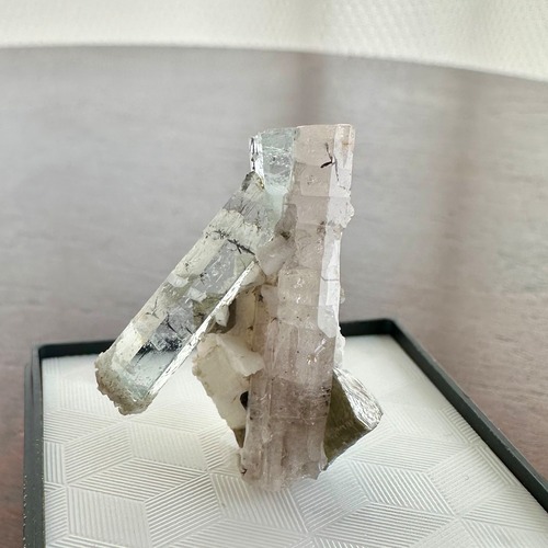 アパタイト / アクアマリン / アルバイト / マスコバイト/ 【Aquamarine with Apatite & Albite & Muscovite】パキスタン産