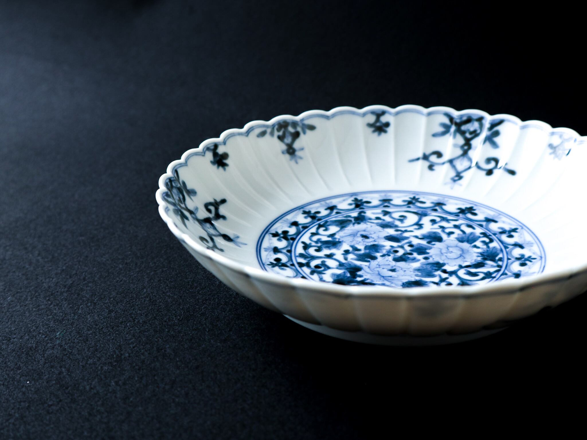 □山本長左 : 牡丹唐草瓔珞文 皿 | 器の店・沈丁花 □山本長左 : 牡丹唐草瓔珞文 皿 | 器の店・沈丁花