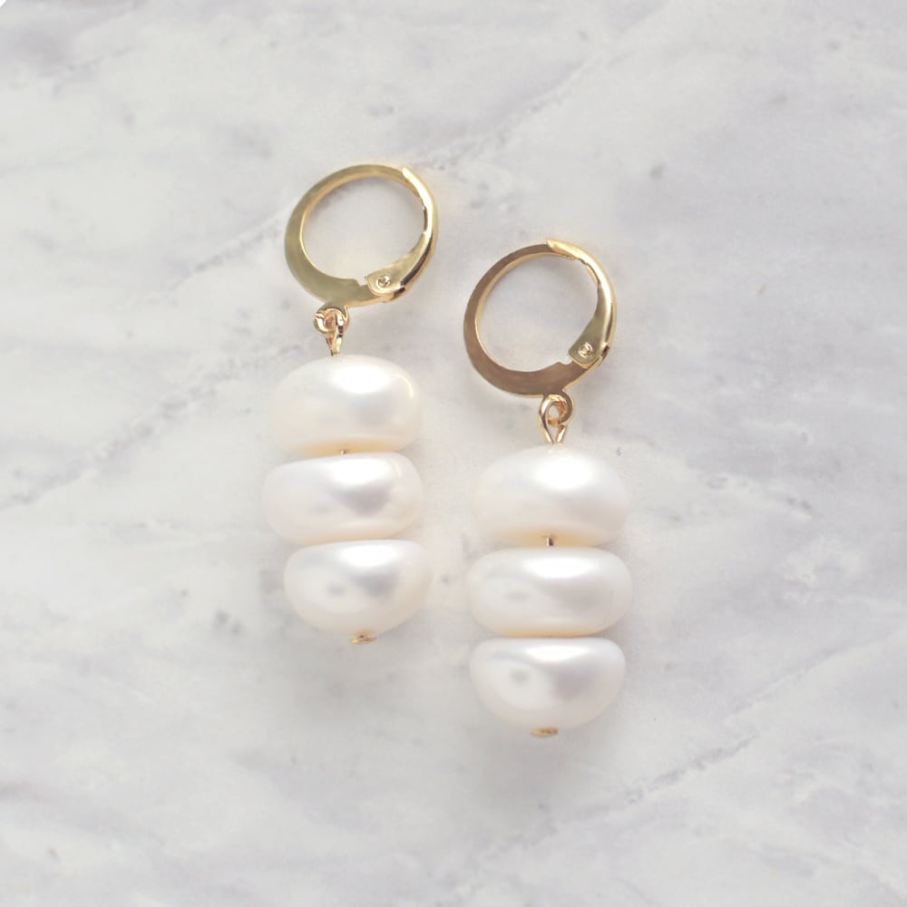ころんと愛らしい 3粒 淡水パール レバーバックピアス サージカルステンレス / ps-153