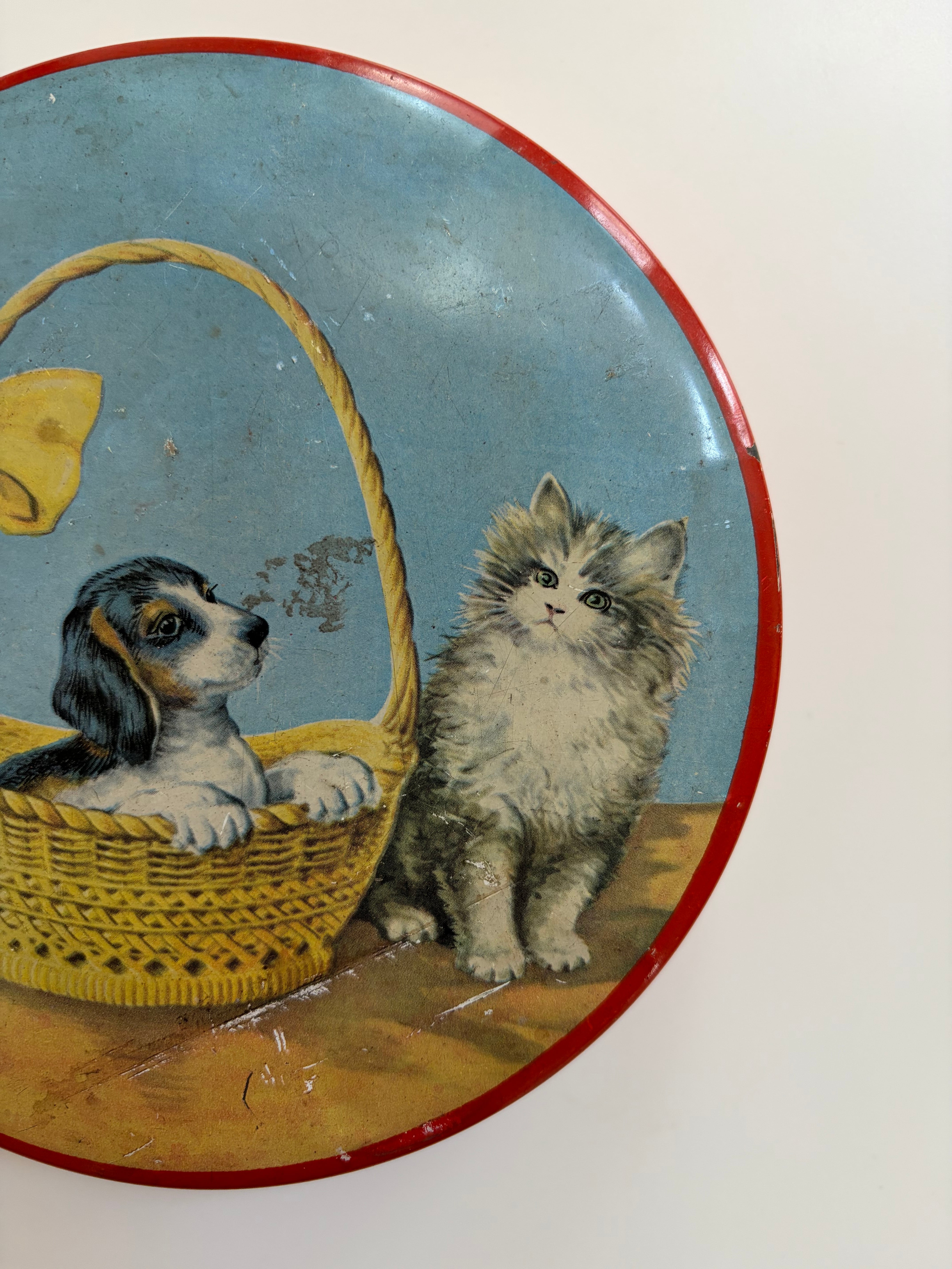 LOUIS CLAUSS ティン缶（犬と猫のバスケット）｜フランスアンティーク