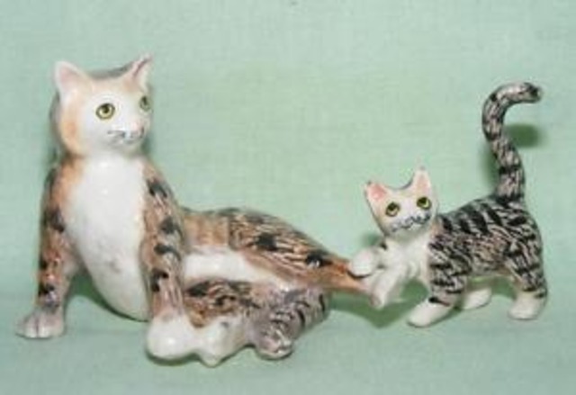 【送料無料】ミニチュアネコklima miniature porcelain animal figures playing cat and kitten 1 k602