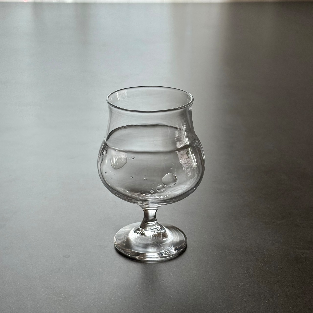 大村 淑華 水面のグラス