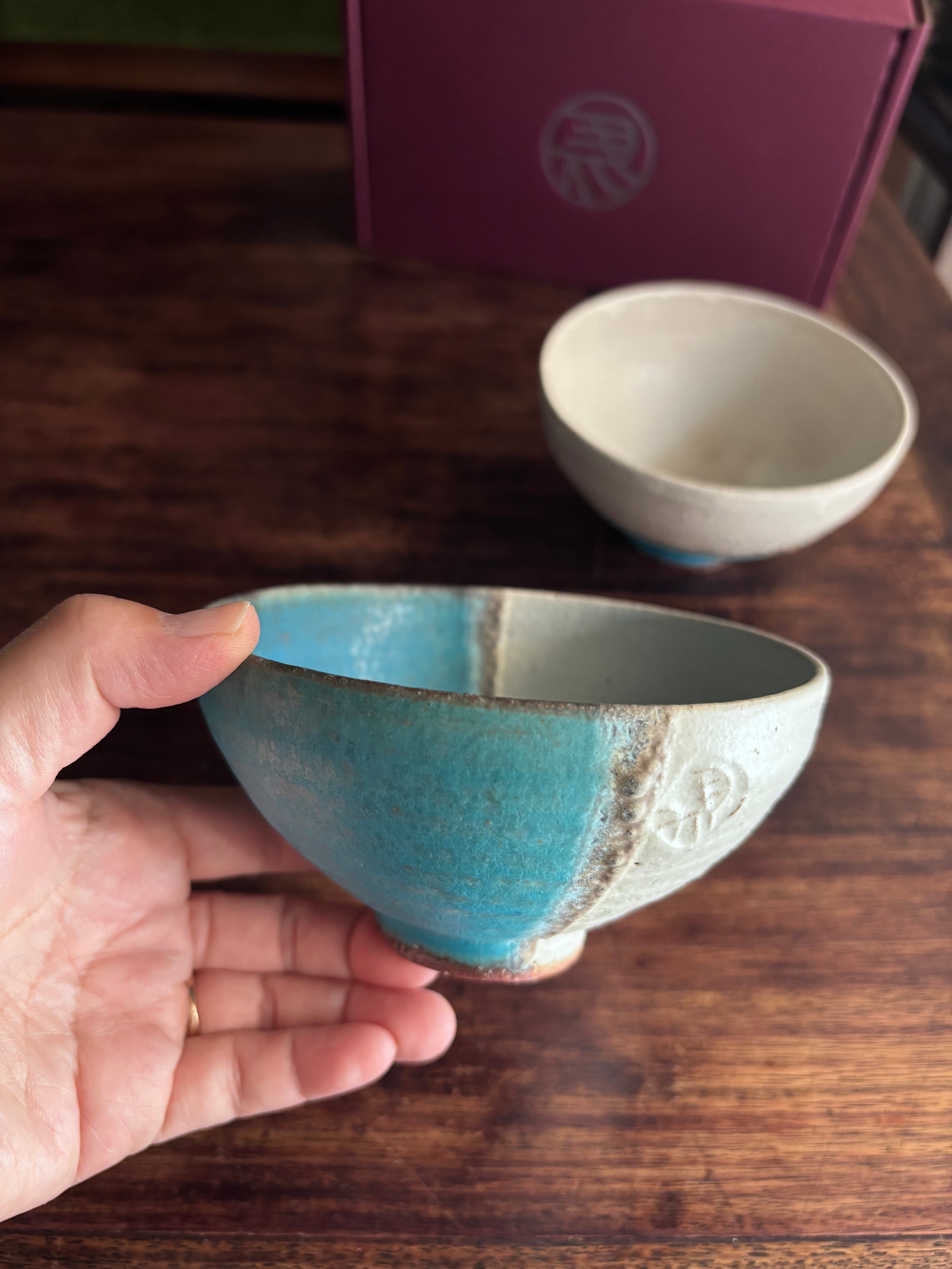 左馬 飯碗　 / レンジ・食洗機可 / 茶碗　飯茶碗 左馬 午年 新年 縁起物 干支 和食器 陶器　ちゃわん ペア セット ソーシャルギフト  青　白　縁起物　縁起　和食器 陶器  お祝い 贈り物 結婚記念日 夫婦 お揃い 還暦祝い 記念日 ギフトセット 退職祝い 結婚祝い 引越し祝い「茶碗 2個 」食器セット ペアセット