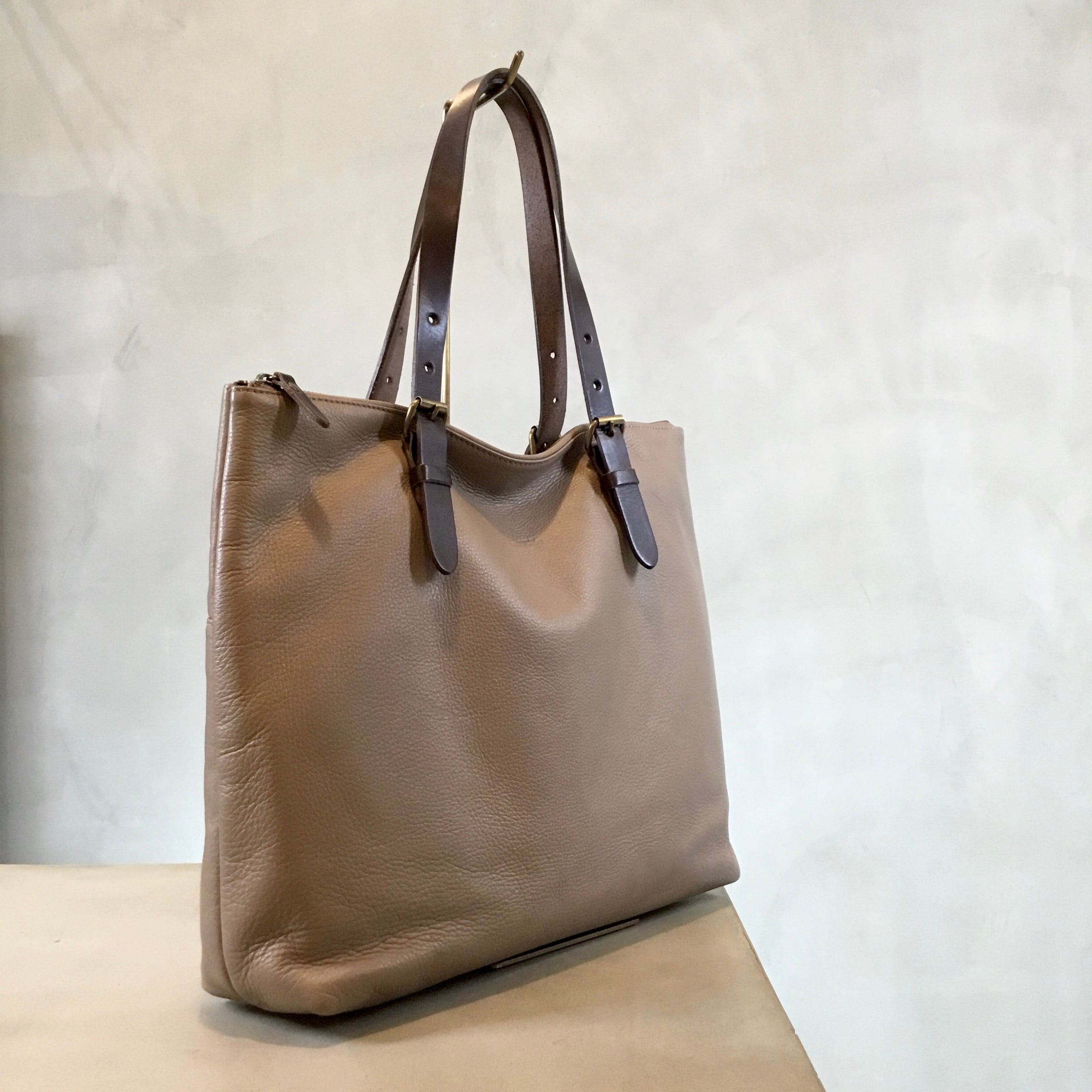 グレージュオーク」柔らか牛革のシンプルトートバッグ／レスデザイン