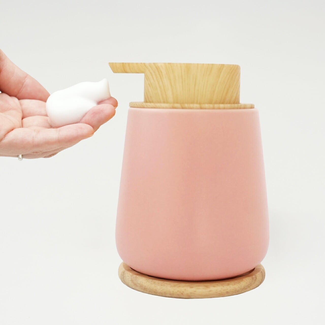 NEW》北欧モダンな泡ソープディスペンサー 木製コースター付 【 9色の