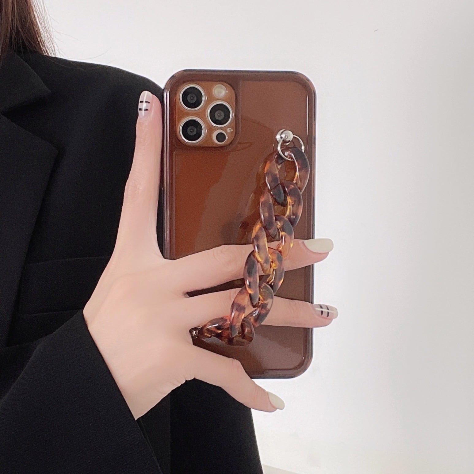 おしゃれに落下防止◎ブラウン べっ甲風チェーン iPhone14 対応