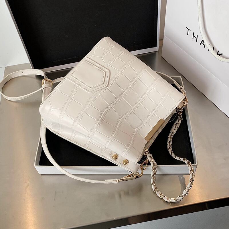 オールマッチスモールバッグメスバッグ2020人気の新しい流行のファッションワンショルダーアンダーアームバッグネットセレブリティメッセンジャーバケットバッグ 手作りハンドバック58650348097