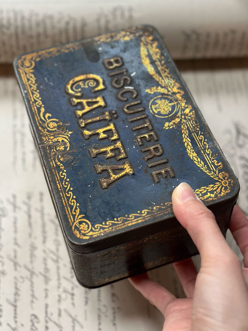 ビスケットの缶 BISCUITERIE CAÏFFA | Brocante de La Cocotte