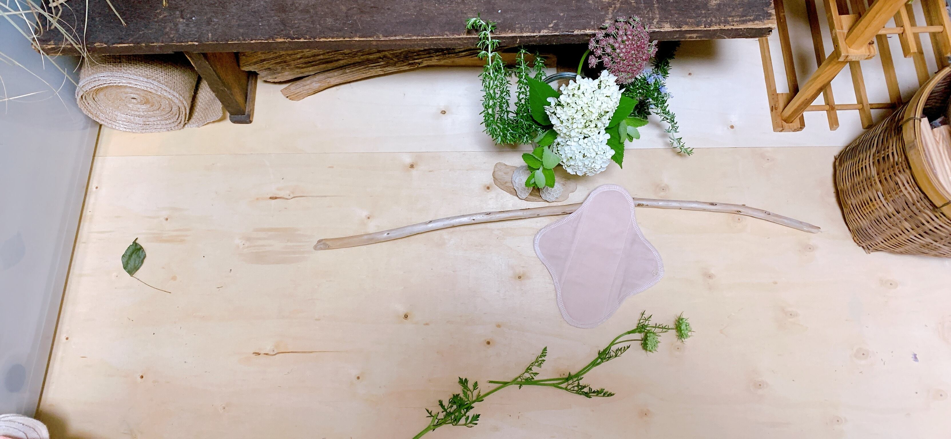 おりもの用ホルダー　ピンクベージュ　第4チャクラ