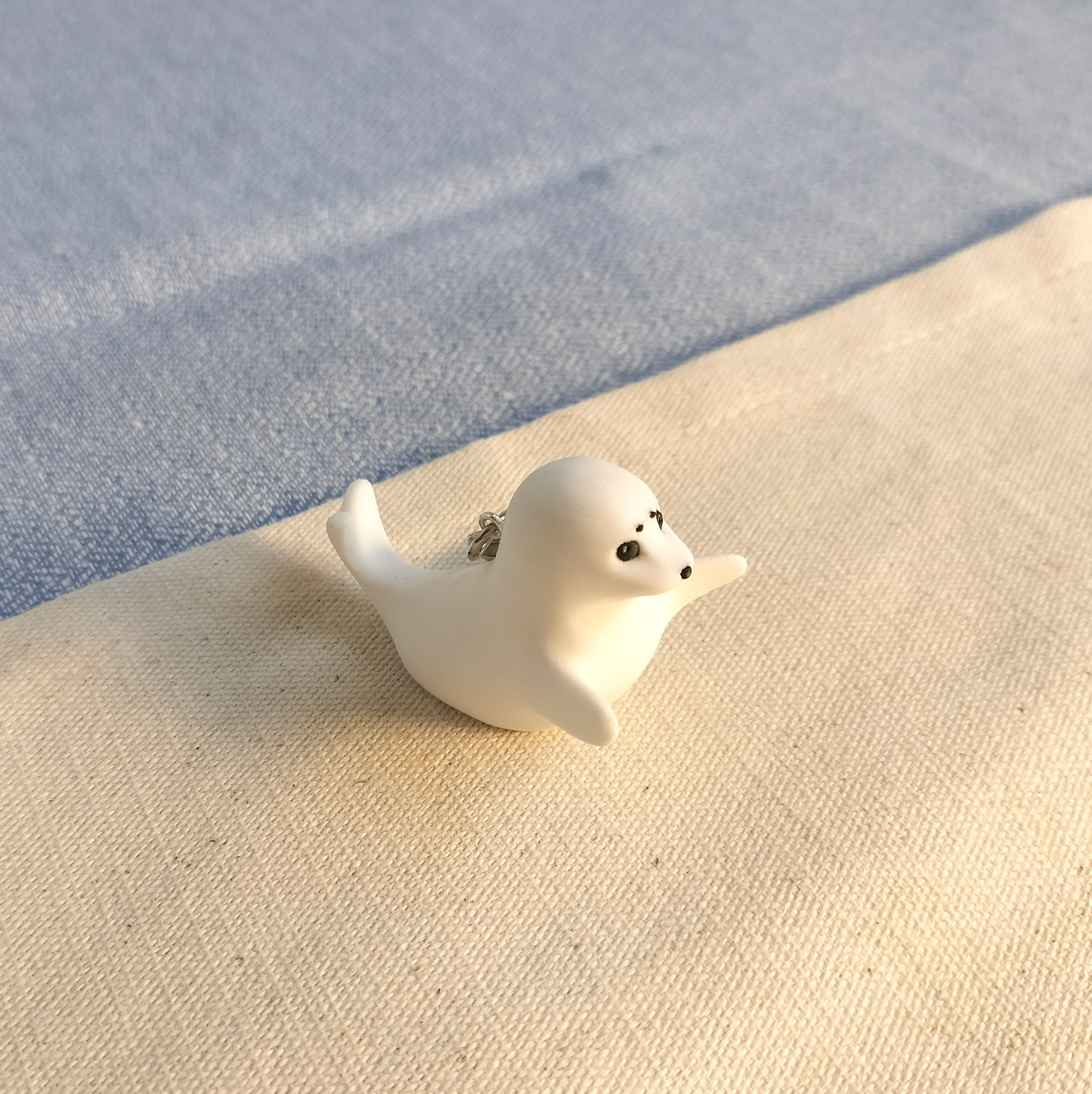 NFCタグ内蔵】おすわり姿の白アザラシキーホルダー（スマホをかざす