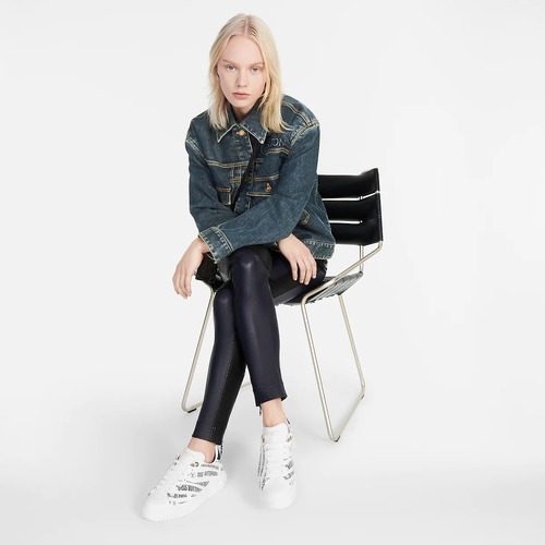 ルイ・ヴィトン パリのグラフィックにチラ見せのゴールドのパーツがポイント。LOUIS VUITTON｜タイムアウト・ライン スニーカー