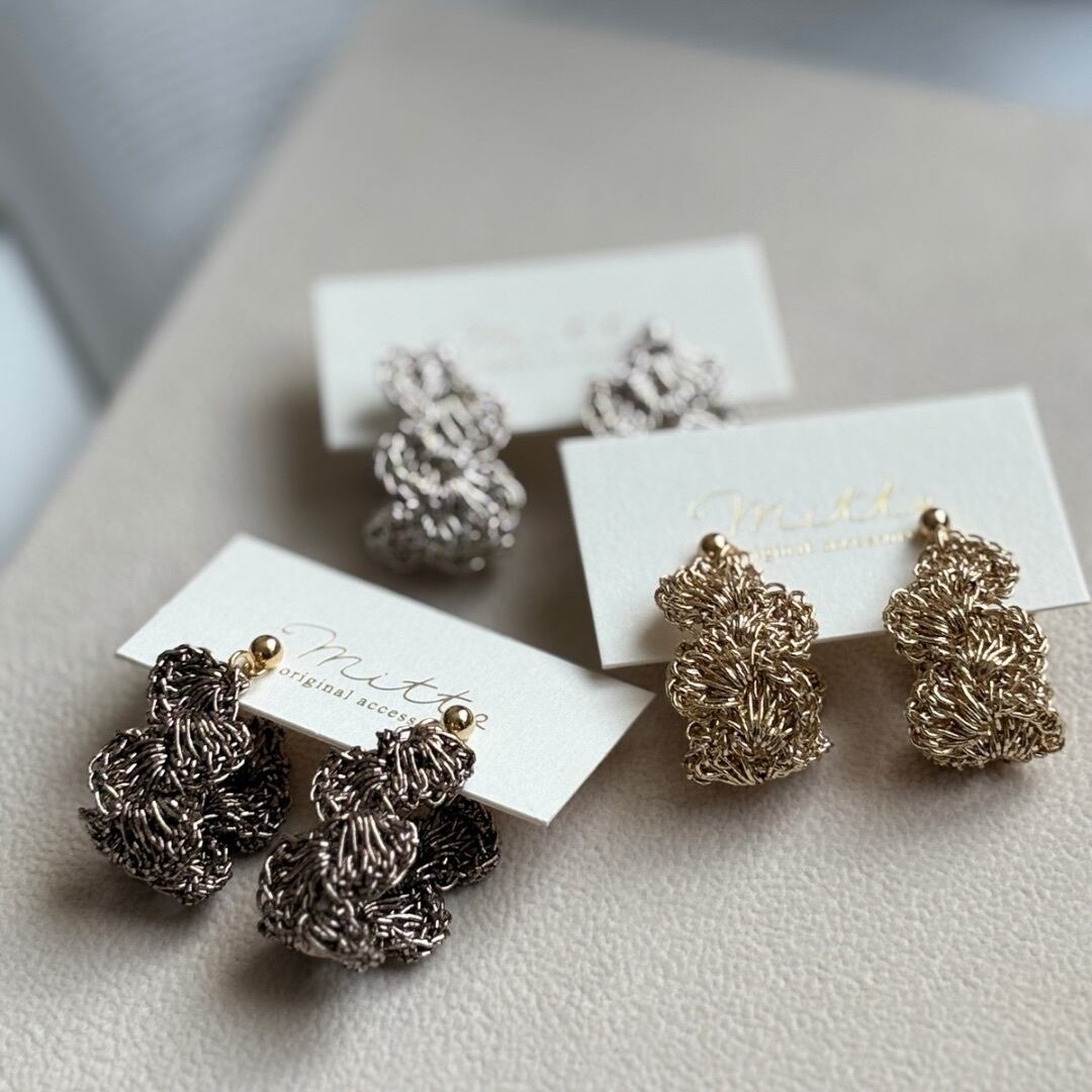 金属みたいな糸で編むピアス