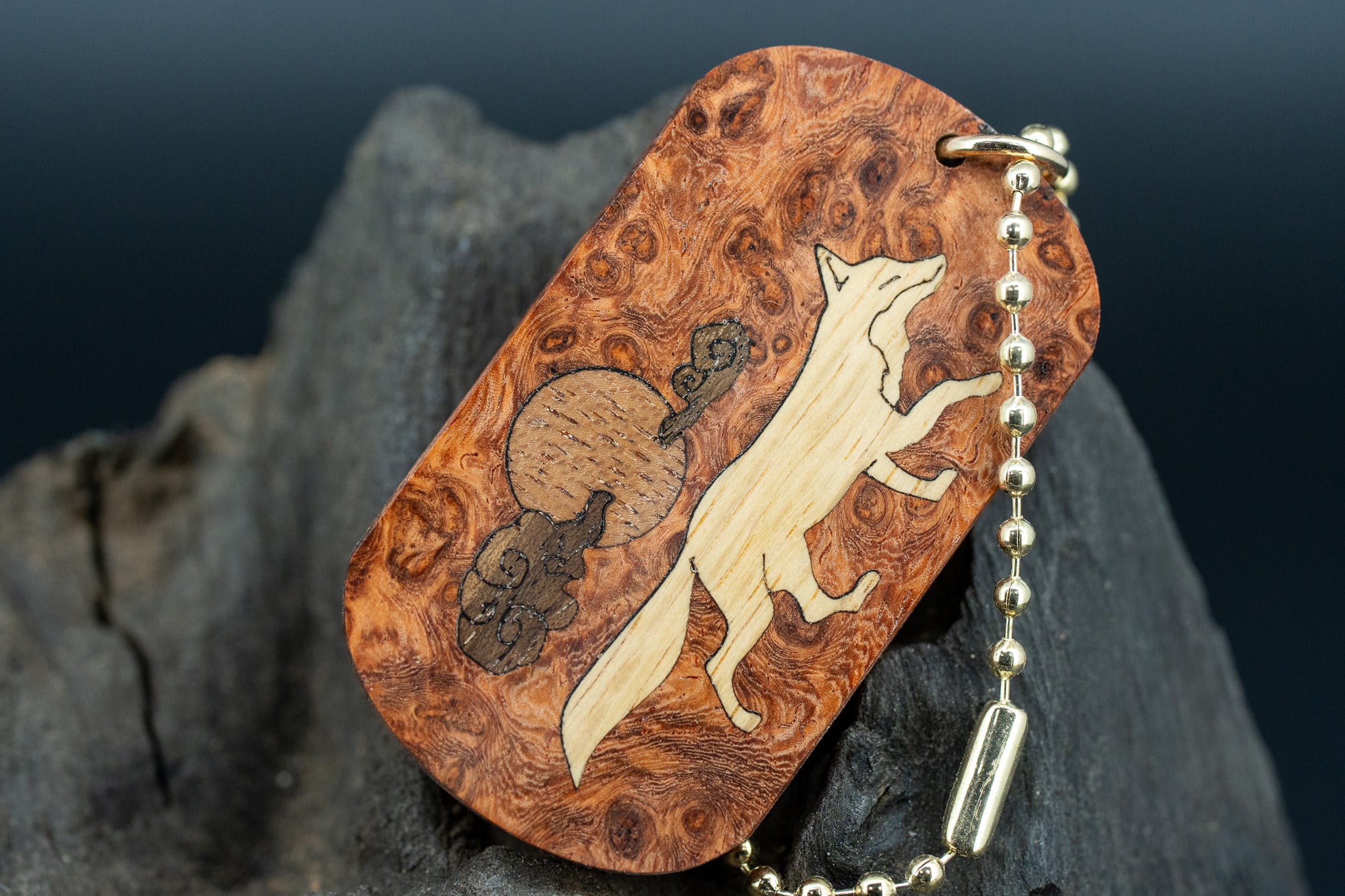 【朱色の銘木】 本花梨瘤 ドッグタグ 象嵌 十五夜きつね