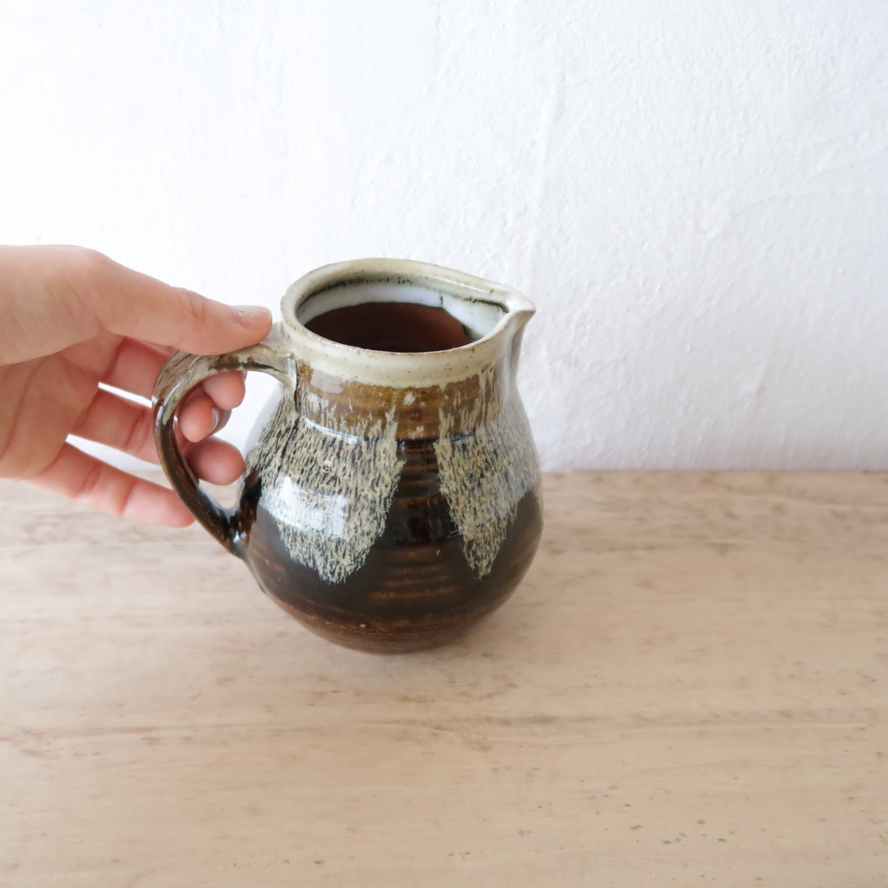 コーヒーにミルクをたらしたようなジャグ