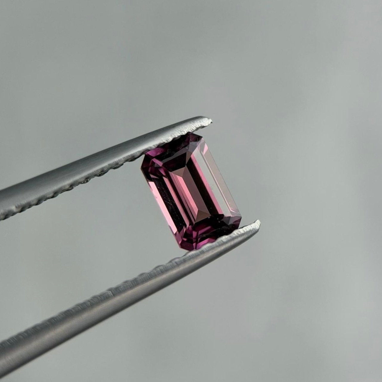 非加熱パープリッシュピンクサファイア エメラルドカット 5.5x3.5mm, 0.44ct, マダガスカル産