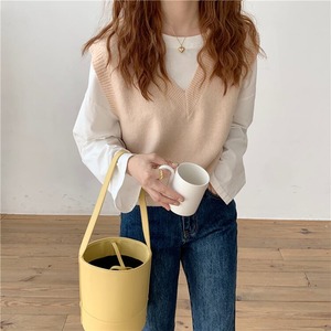 【送料無料】 Vネックベスト トップス ベスト l ノースリーブ Vネック ポリエステル かわいい 大人可愛い きれいめ シンプル カジュアル 大人 おしゃれ お洒落 大人可愛い 大人女子 無地 春 夏 秋 冬 10代 20代 30代 レディース 学生 通学 デート お出かけ 女子会 休日 着回し 普段使い 重ね着 韓国 韓国系 オルチャン 色展開 白 ホワイト 黒 ブラック 青 ブルー 緑 グリーン 灰色 グレー 黄色 イエ