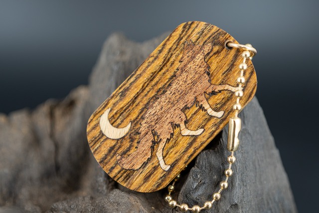 【黄王檀】リオグランデパリサンダー ドッグタグ 象嵌 闊歩