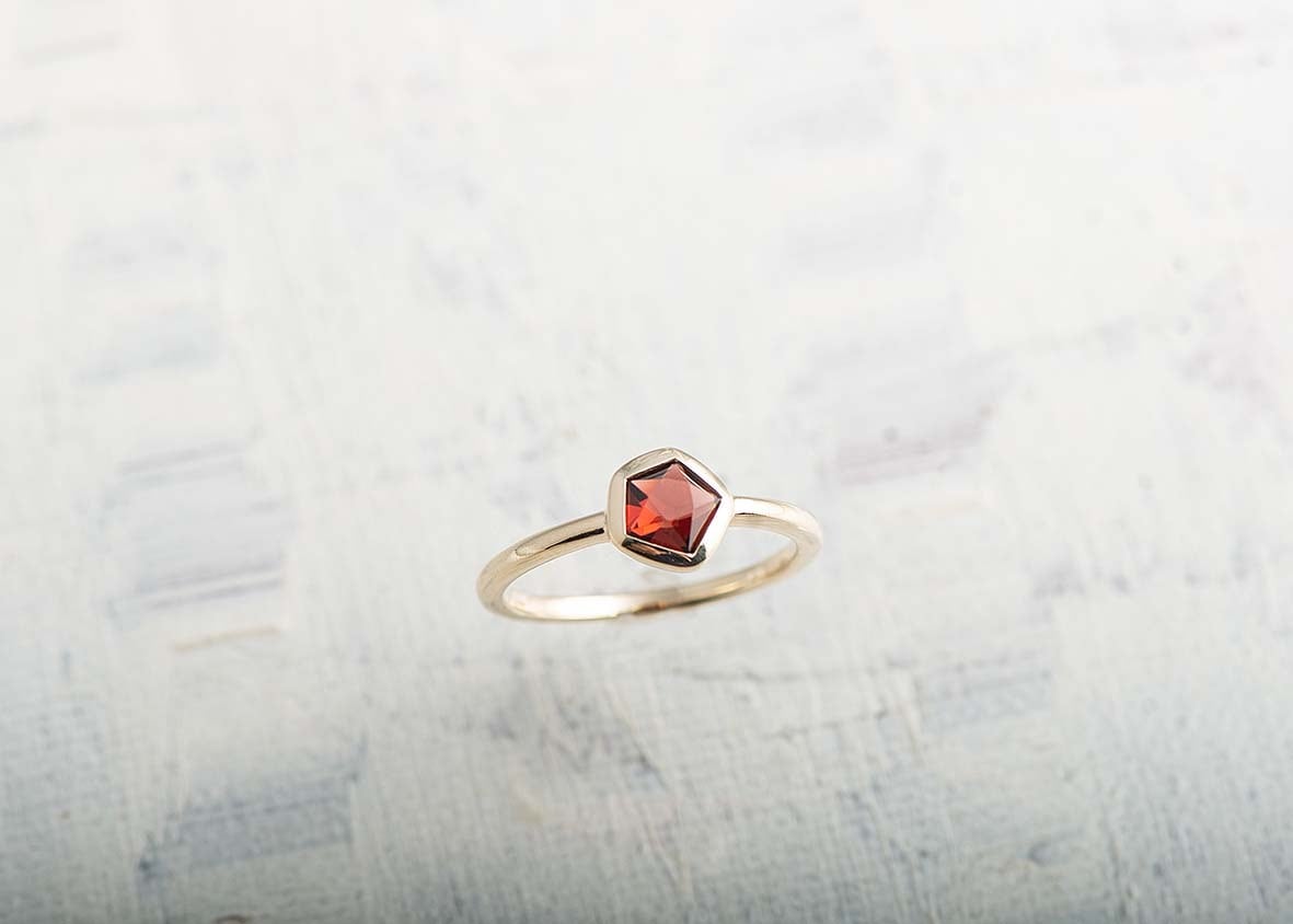 047 RUGIADA キラッとスターなリング ガーネット