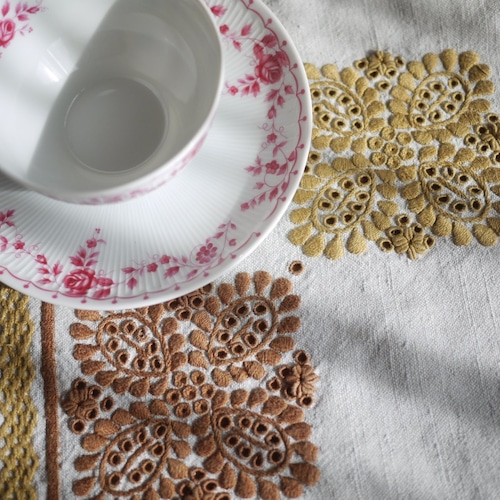 アースカラー　リーフデザイン　テーブルライナー