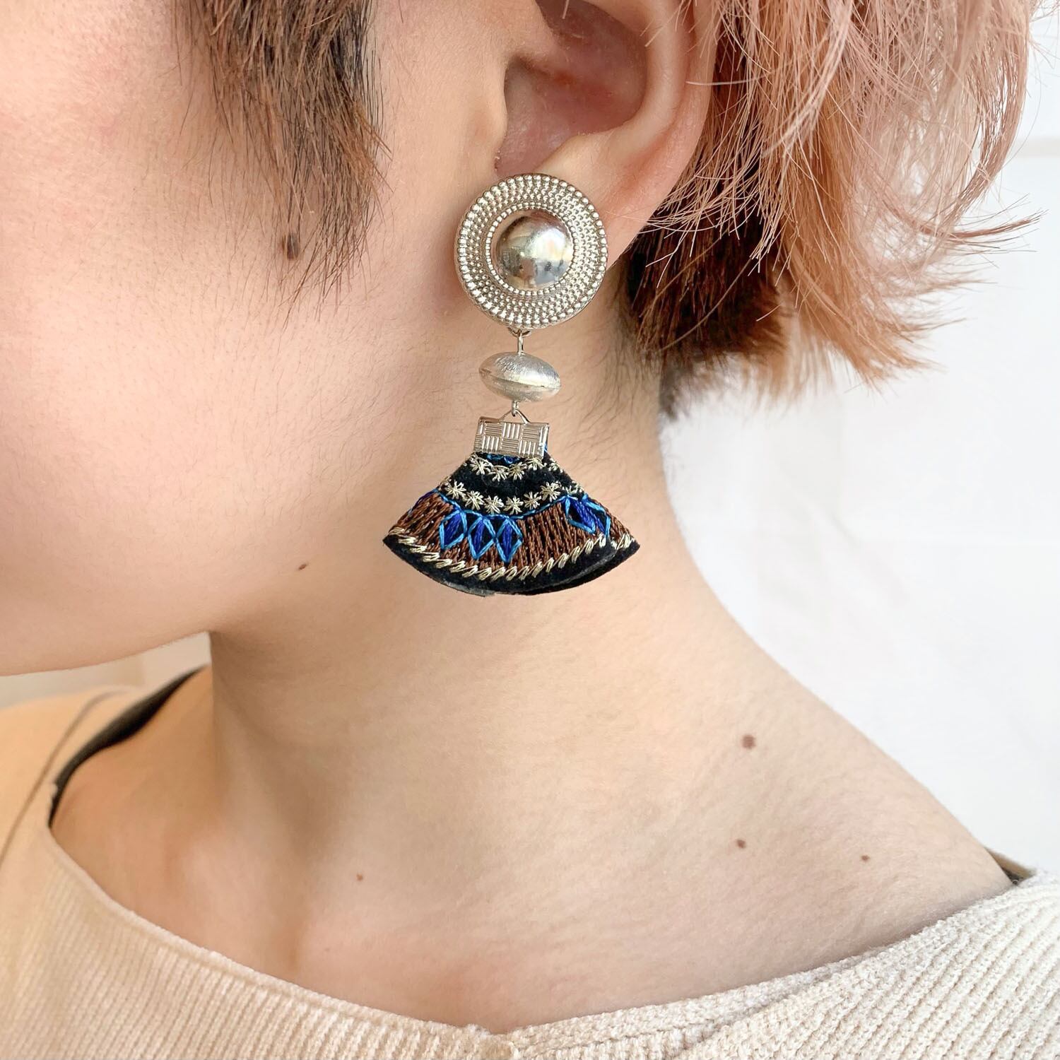 シルバーボタンと刺繍丸モチーフワッペンの〈ピアス/イヤリング