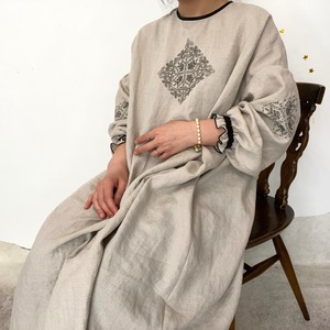 [ Ladies ] ソロチカ刺繍のリネンギャザーワンピース -beige-