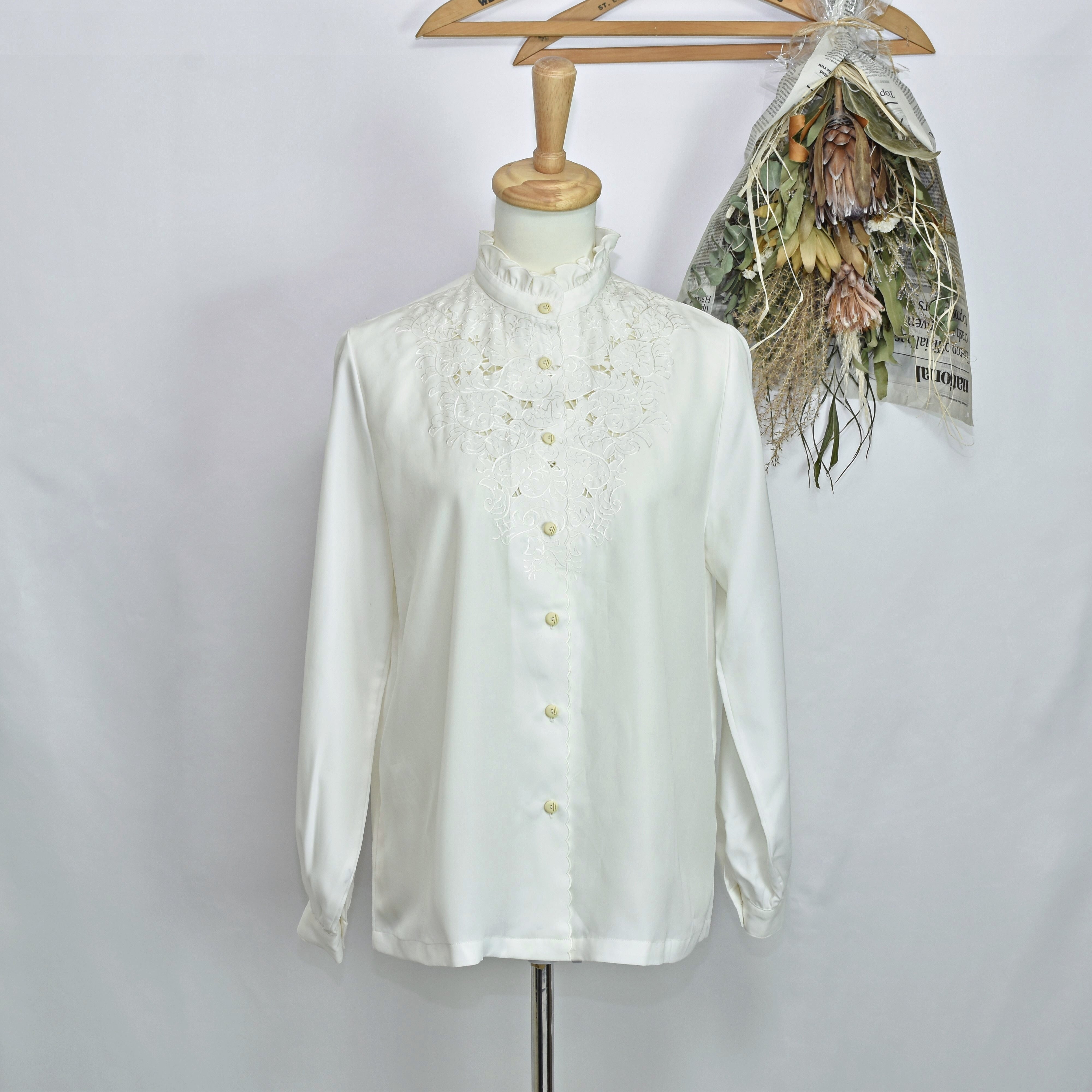 antique blouse フリル スタンドカラー スカラップ刺繍 antique blouse フリル スタンドカラー スカラップ刺繍