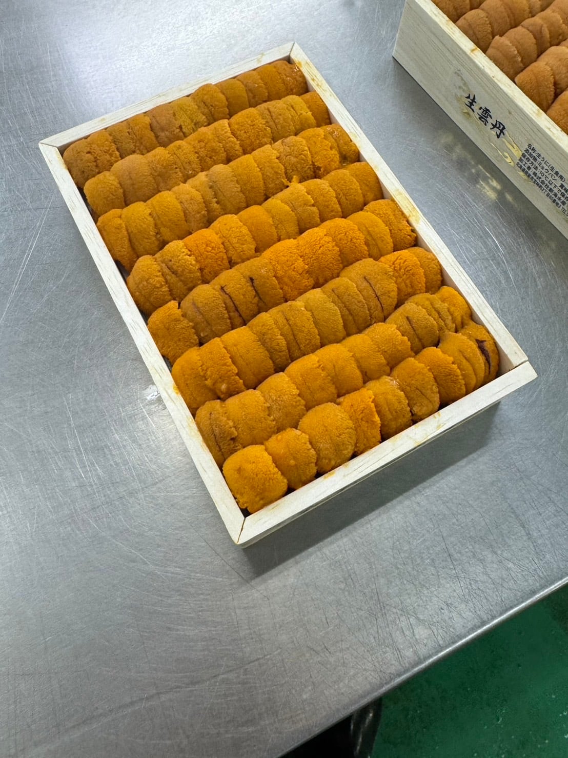 北海道剝きたて直送！ミョウバン不使用生ウニ折 A 250gm￥18600円