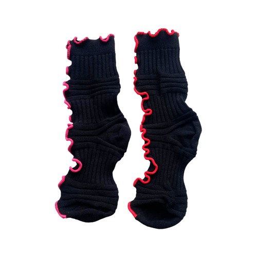 【solmu×HITOTSUDAKE】mellow uneune socks（ブラック）ネオンピンク×ネオンレッド