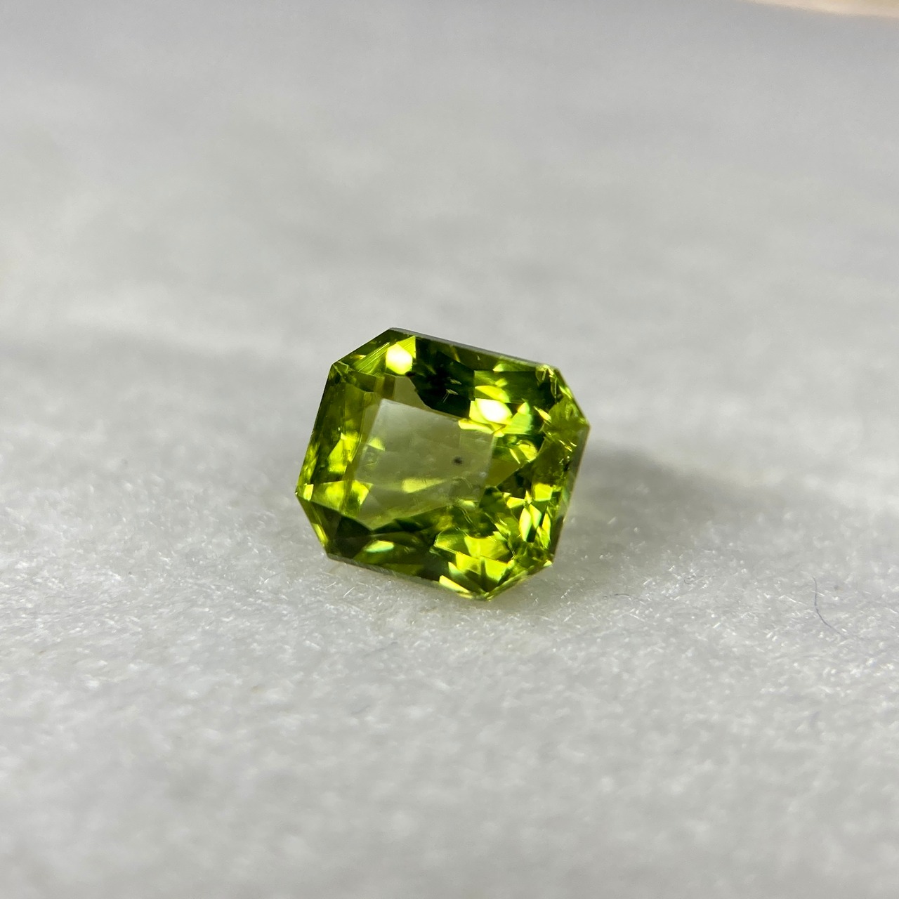 ペリドット 約0.75ct 約4.7*5.4mm H3.9mm r-0432