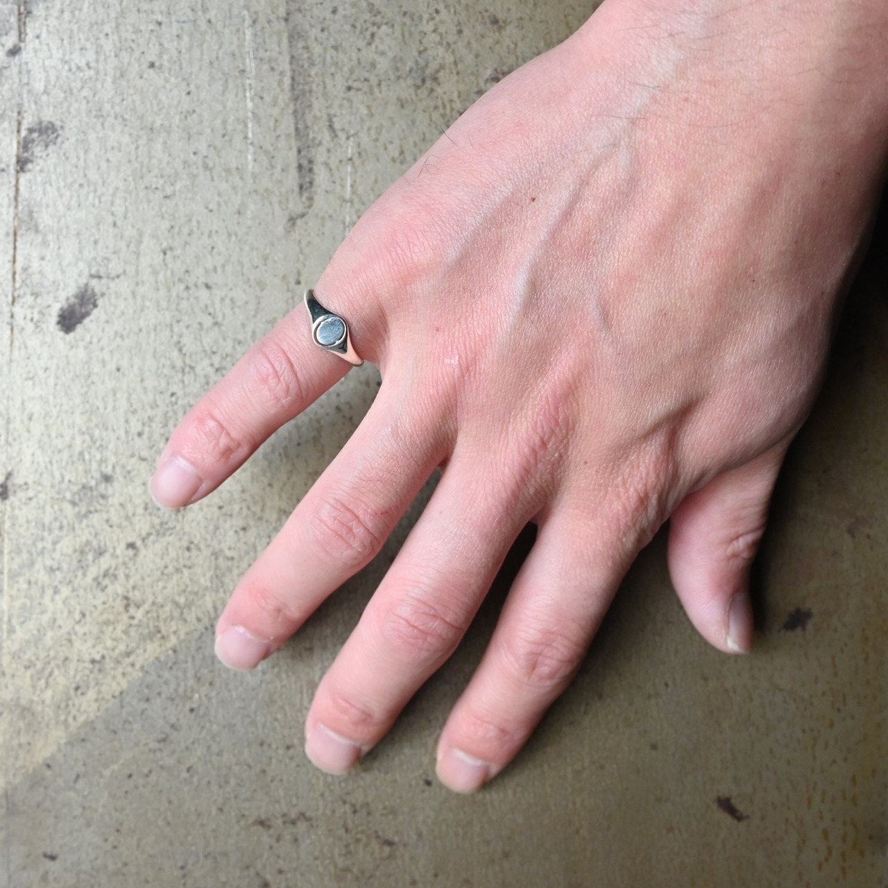 OLD JOE / NOVEL LIGHT (SMALL OVAL SIGNET RING / STAMPED)