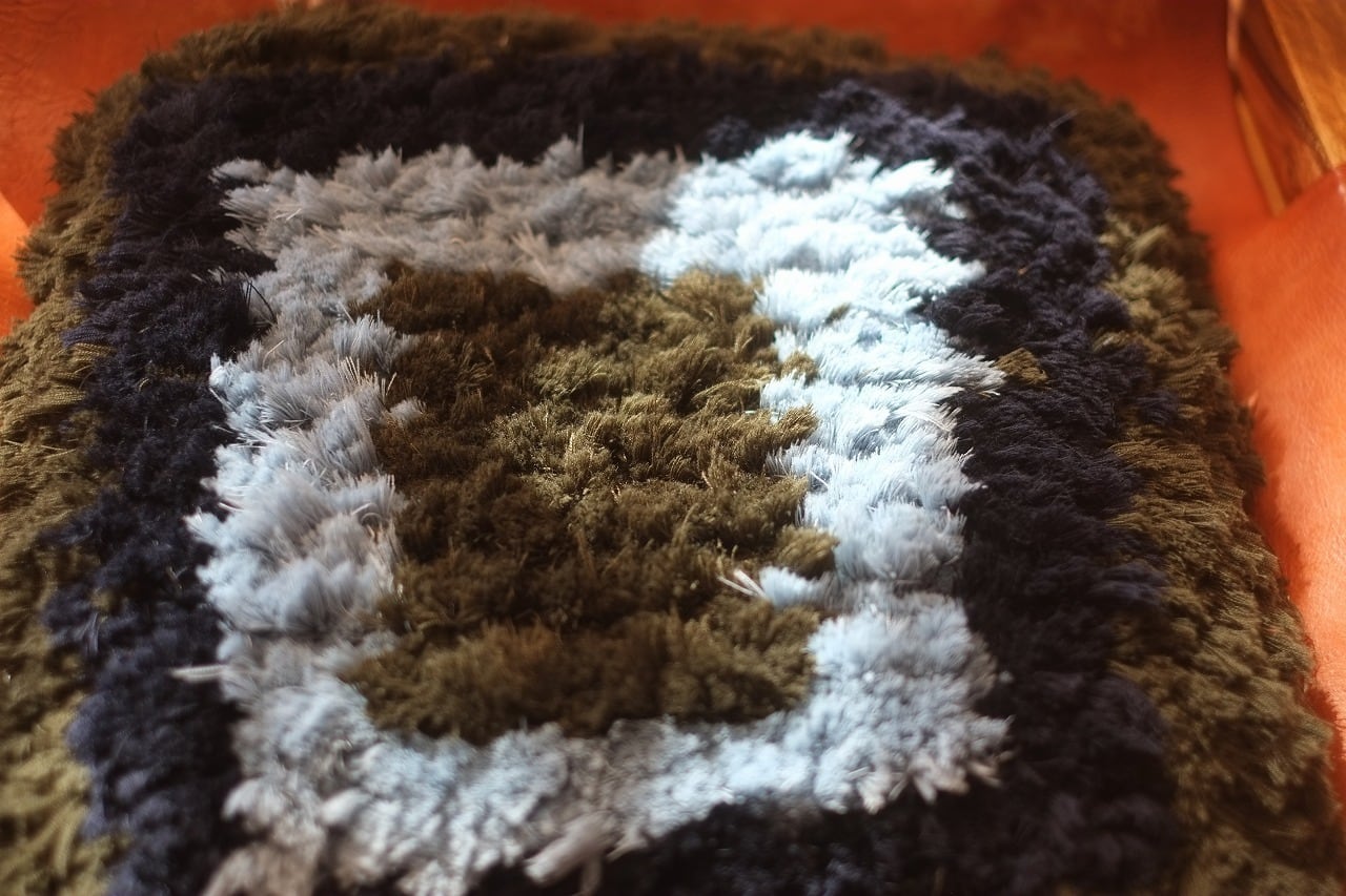 692◇佐藤さんのノッティング◇手織りの椅子敷き◇〈大〉初入荷