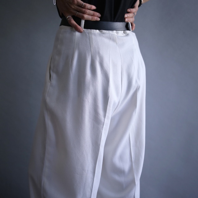 2-tuck tapered silhouette off-white wide slacks